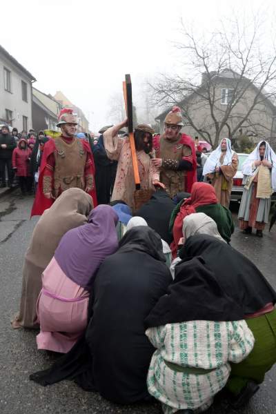 Misterium męki Pańskiej w Alwerni, odtwórca roli Jezusa zawisł na krzyżu - zdjęcie 50