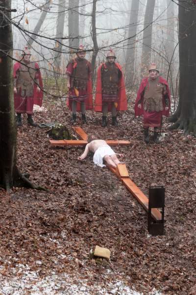 Misterium męki Pańskiej w Alwerni, odtwórca roli Jezusa zawisł na krzyżu - zdjęcie 61