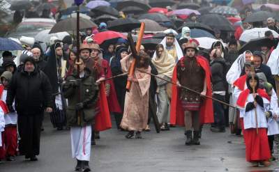Misterium męki Pańskiej w Alwerni, odtwórca roli Jezusa zawisł na krzyżu - zdjęcie 30