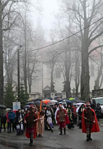 Misterium męki Pańskiej w Alwerni, odtwórca roli Jezusa zawisł na krzyżu - zdjęcie 14
