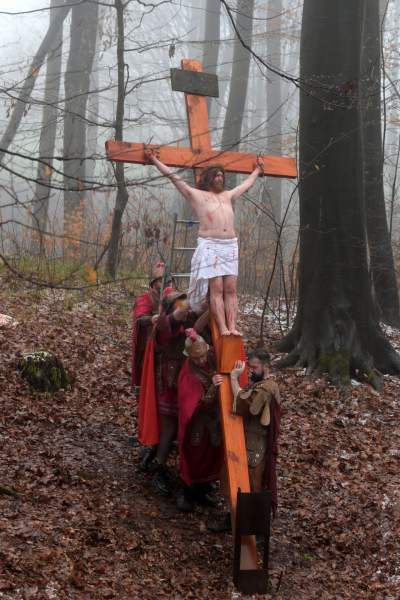 Misterium męki Pańskiej w Alwerni, odtwórca roli Jezusa zawisł na krzyżu - zdjęcie 67