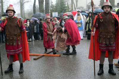 Misterium męki Pańskiej w Alwerni, odtwórca roli Jezusa zawisł na krzyżu - zdjęcie 19