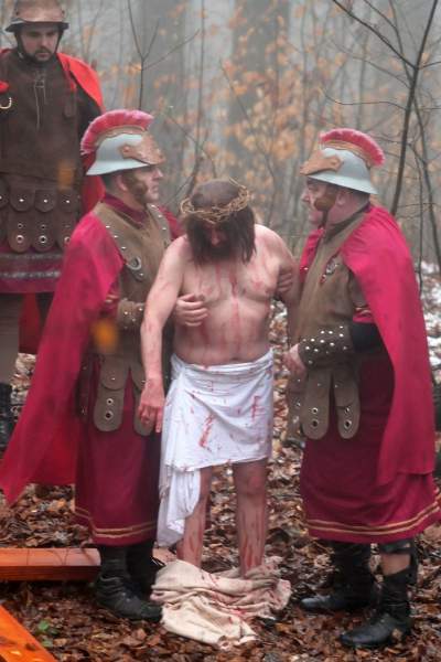 Misterium męki Pańskiej w Alwerni, odtwórca roli Jezusa zawisł na krzyżu - zdjęcie 58