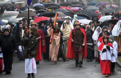 Misterium męki Pańskiej w Alwerni, odtwórca roli Jezusa zawisł na krzyżu - zdjęcie 29