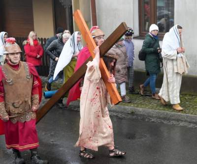 Misterium męki Pańskiej w Alwerni, odtwórca roli Jezusa zawisł na krzyżu - zdjęcie 40