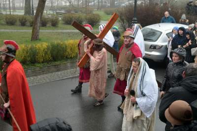 Misterium męki Pańskiej w Alwerni, odtwórca roli Jezusa zawisł na krzyżu - zdjęcie 45