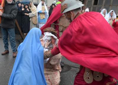 Misterium męki Pańskiej w Alwerni, odtwórca roli Jezusa zawisł na krzyżu - zdjęcie 33