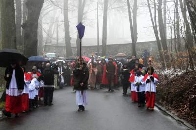 Misterium męki Pańskiej w Alwerni, odtwórca roli Jezusa zawisł na krzyżu - zdjęcie 20