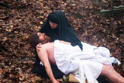 Misterium męki Pańskiej w Alwerni, odtwórca roli Jezusa zawisł na krzyżu - zdjęcie 76