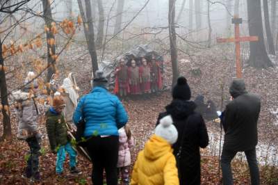 Misterium męki Pańskiej w Alwerni, odtwórca roli Jezusa zawisł na krzyżu - zdjęcie 80