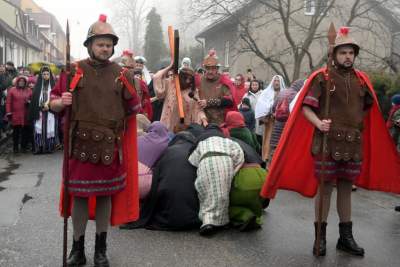 Misterium męki Pańskiej w Alwerni, odtwórca roli Jezusa zawisł na krzyżu - zdjęcie 49