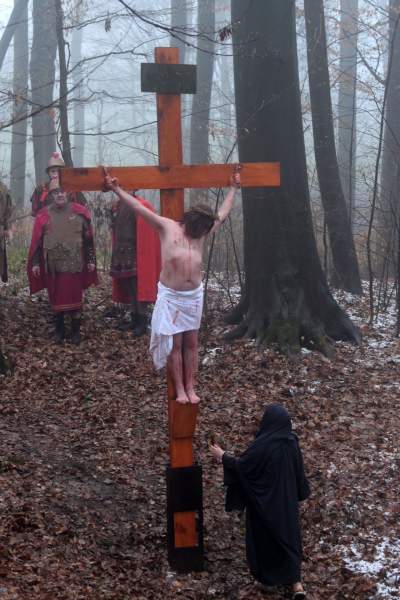 Misterium męki Pańskiej w Alwerni, odtwórca roli Jezusa zawisł na krzyżu - zdjęcie 72