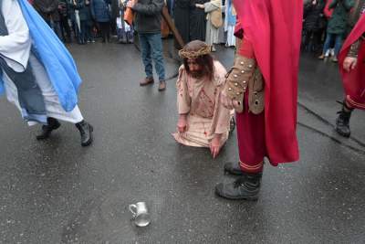 Misterium męki Pańskiej w Alwerni, odtwórca roli Jezusa zawisł na krzyżu - zdjęcie 35