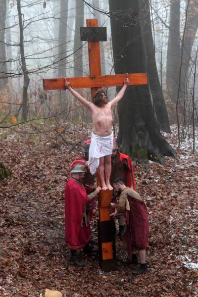 Misterium męki Pańskiej w Alwerni, odtwórca roli Jezusa zawisł na krzyżu - zdjęcie 68