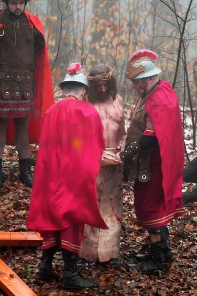 Misterium męki Pańskiej w Alwerni, odtwórca roli Jezusa zawisł na krzyżu - zdjęcie 57