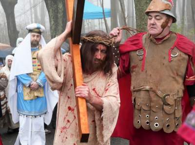 Misterium męki Pańskiej w Alwerni, odtwórca roli Jezusa zawisł na krzyżu - zdjęcie 23