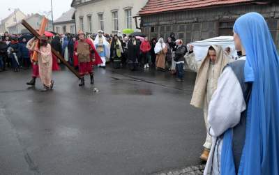 Misterium męki Pańskiej w Alwerni, odtwórca roli Jezusa zawisł na krzyżu - zdjęcie 39