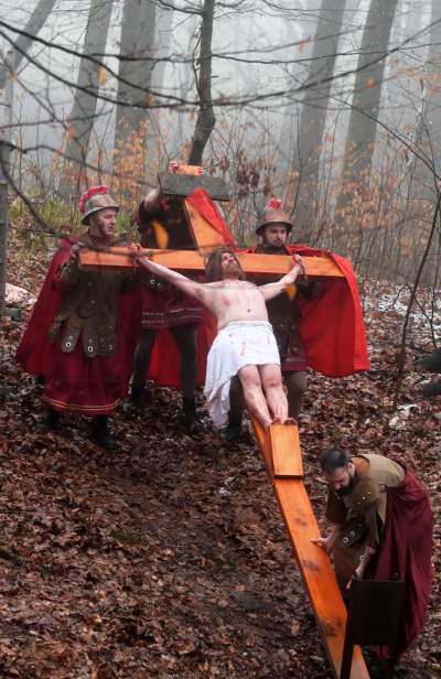 Misterium męki Pańskiej w Alwerni, odtwórca roli Jezusa zawisł na krzyżu - zdjęcie 66