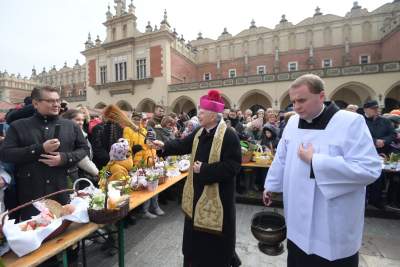 Tradycyjne święcenie pokarmów na Rynku Głównym, w tym roku dwóch miejscach - zdjęcie 14