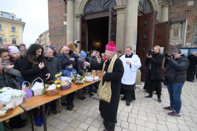 Tradycyjne święcenie pokarmów na Rynku Głównym, w tym roku dwóch miejscach - zdjęcie 2