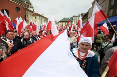Tłum szturmował stoisko z flagami, biało-czerwony piknik na Małym Rynku - zdjęcie 20