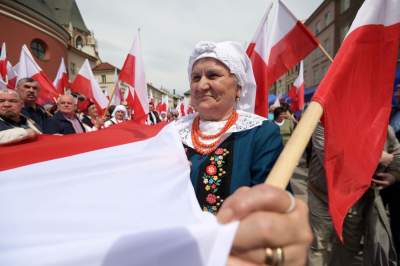 Tłum szturmował stoisko z flagami, biało-czerwony piknik na Małym Rynku - zdjęcie 18