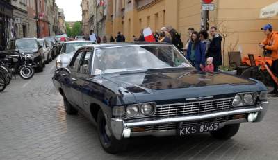 Tłum szturmował stoisko z flagami, biało-czerwony piknik na Małym Rynku - zdjęcie 28