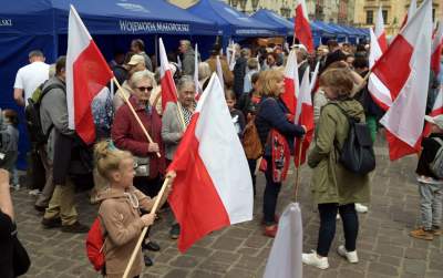 Tłum szturmował stoisko z flagami, biało-czerwony piknik na Małym Rynku - zdjęcie 14