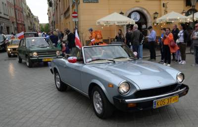 Tłum szturmował stoisko z flagami, biało-czerwony piknik na Małym Rynku - zdjęcie 29