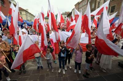 Tłum szturmował stoisko z flagami, biało-czerwony piknik na Małym Rynku - zdjęcie 17