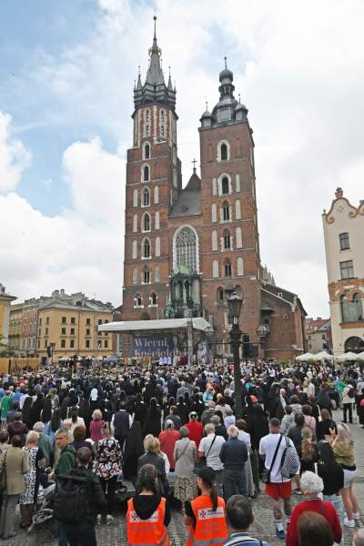 Sacrum-profanum, centralna procesja Bożego Ciała w Krakowie AD 2023 - zdjęcie 43