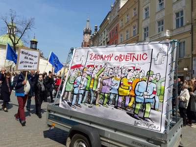 Parada śmieszności - polityczny happening w Krakowie - zdjęcie 14