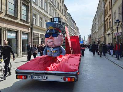 Parada śmieszności - polityczny happening w Krakowie - zdjęcie 16