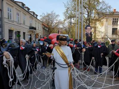 Parada śmieszności - polityczny happening w Krakowie - zdjęcie 13