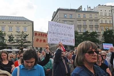 Ani jednej więcej, protest w Krakowie po śmierci ciężarnej Doroty - zdjęcie 12
