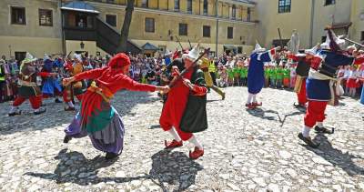 Pobiera haracz, w zamian wali buławą na szczęście. Udany debiut - zdjęcie 37