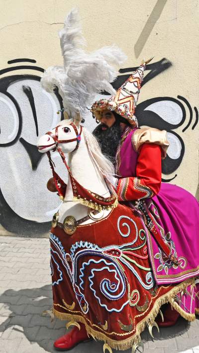 Pobiera haracz, w zamian wali buławą na szczęście. Udany debiut - zdjęcie 20