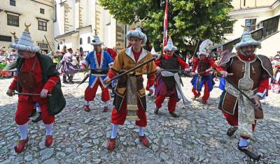 Pobiera haracz, w zamian wali buławą na szczęście. Udany debiut - zdjęcie 34