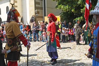 Pobiera haracz, w zamian wali buławą na szczęście. Udany debiut - zdjęcie 32