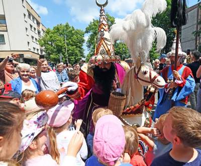 Pobiera haracz, w zamian wali buławą na szczęście. Udany debiut - zdjęcie 25
