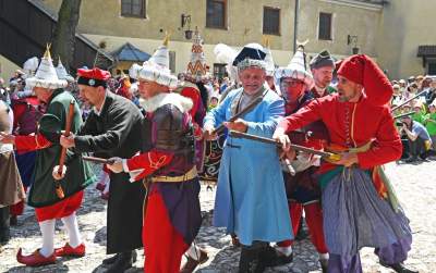 Pobiera haracz, w zamian wali buławą na szczęście. Udany debiut - zdjęcie 39