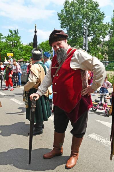 Pobiera haracz, w zamian wali buławą na szczęście. Udany debiut - zdjęcie 21