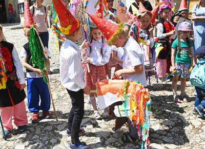 Pobiera haracz, w zamian wali buławą na szczęście. Udany debiut - zdjęcie 26