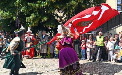 Pobiera haracz, w zamian wali buławą na szczęście. Udany debiut - zdjęcie 31