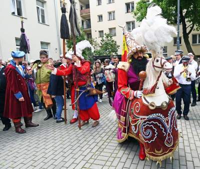 Pobiera haracz, w zamian wali buławą na szczęście. Udany debiut - zdjęcie 3