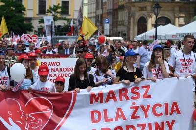 Niedziela na Rynku Głównym. Idzie "Marsz dla życia i rodziny" - zdjęcie 7