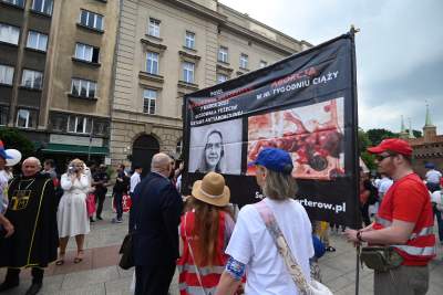 Niedziela na Rynku Głównym. Idzie "Marsz dla życia i rodziny" - zdjęcie 17
