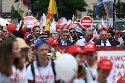 Niedziela na Rynku Głównym. Idzie "Marsz dla życia i rodziny" - zdjęcie 12