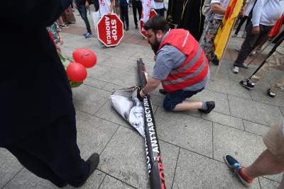 Niedziela na Rynku Głównym. Idzie "Marsz dla życia i rodziny" - zdjęcie 20