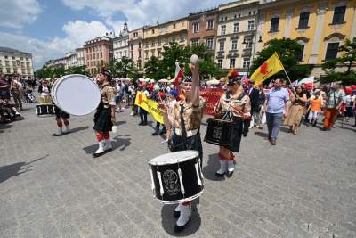 Niedziela na Rynku Głównym. Idzie "Marsz dla życia i rodziny" - zdjęcie 15